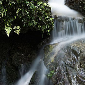 慢门拍摄的重庆五a级风景区万盛黑山谷的溪流