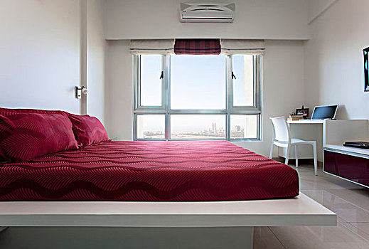 床,红色,床上用品,白色,房间,大窗
