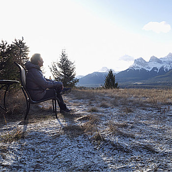 成熟,男人,坐,椅子,树林,艾伯塔省,加拿大