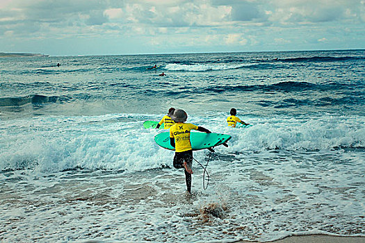悉尼海边冲浪的孩子