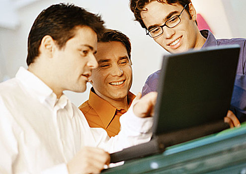 三个男人,看,笔记本电脑