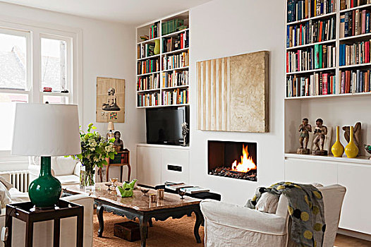 现代,描绘,上方,壁炉,书架,大理石,上面,茶几,白色,扶手椅,客厅