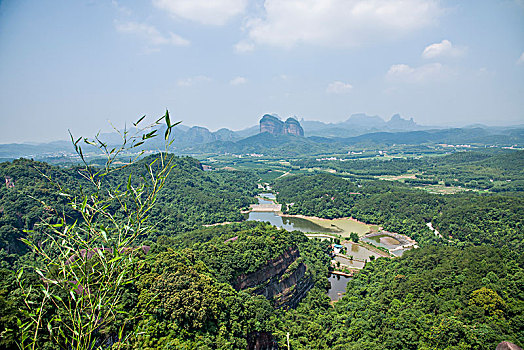 广东韶关丹霞山古寨遗址细美寨上远眺丹霞山群山