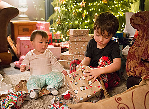 家庭,在家,圣诞节,两个孩子,坐,礼物,树