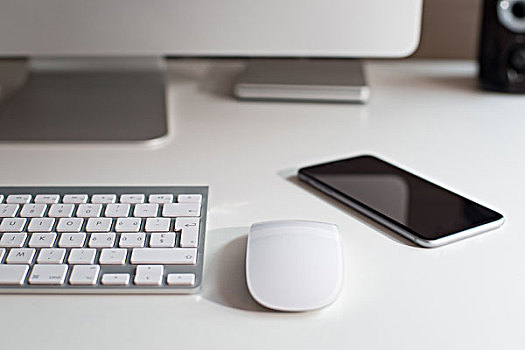 桌面,显示器,键盘,鼠标,智能手机