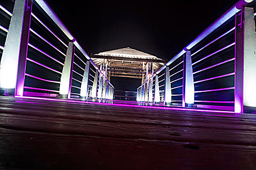 夜晚的栈桥