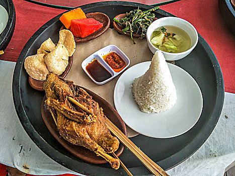 巴厘岛上的美味食物脏鸭餐