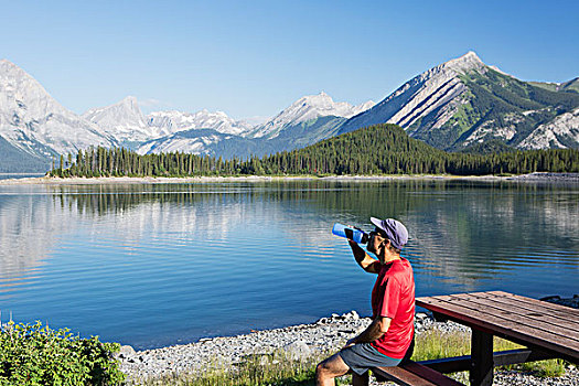 一个,男人,饮料,水瓶,边缘,湖,远眺,落基山脉,卡纳纳斯基斯,艾伯塔省,加拿大