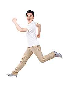 一个穿白汗衫跳跃的男青年
