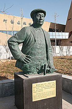 河南省渑池县仰韶文化博物馆广场上的发掘人雕塑