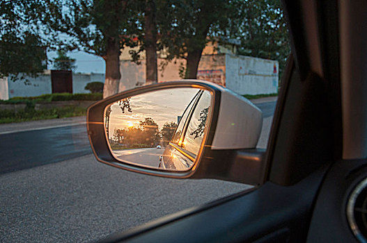 夕阳环境中的汽车后视镜