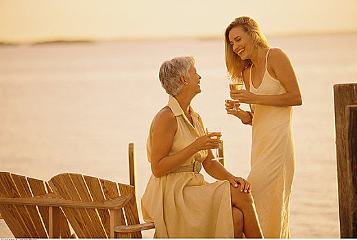 两个女人,拿着,葡萄酒杯,海滩