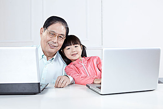 爷爷和孙女一起玩电脑