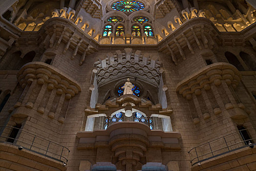巴塞罗那圣家堂内部建筑和雕塑