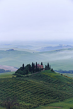 意大利托斯卡纳田园风光,清晨在浓雾中的农庄与田园