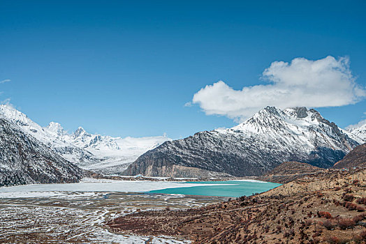 中国西藏昌都八宿然乌湖来古村风貌