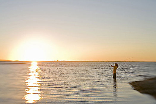 站立,男人,水中,飞钓,日出,佛罗里达礁岛群,美国