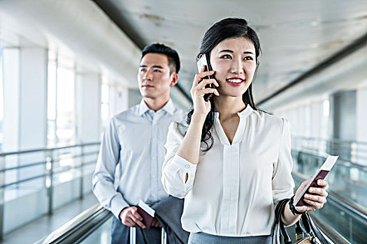 商務(wù)人士乘機(jī)場(chǎng)的電梯