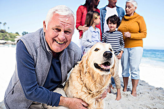 可爱,爷爷,搂抱,狗,家庭,后面,海滩
