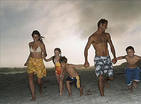 家庭,跑,海滩