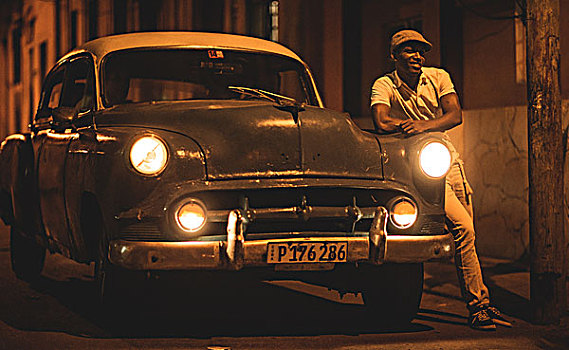 男人,靠着,经典,50年代,汽车,街道,夜晚