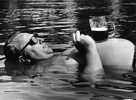 男人,饮料,啤酒,水,70年代,精准,地点,未知,捷克共和国,欧洲