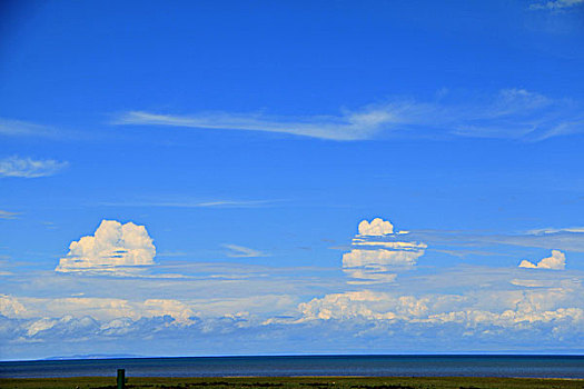 青海湖边朵朵白云