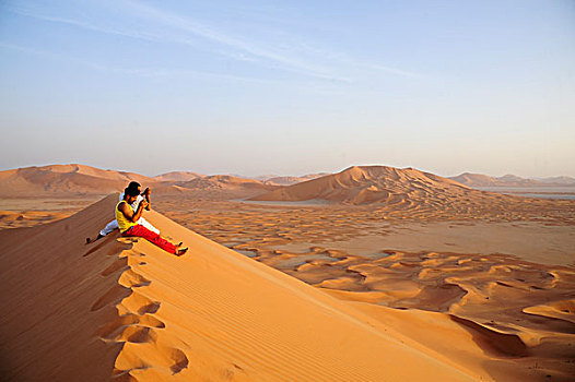 阿曼苏丹国,擦,沙漠,两个男人,坐,边缘,高,沙丘