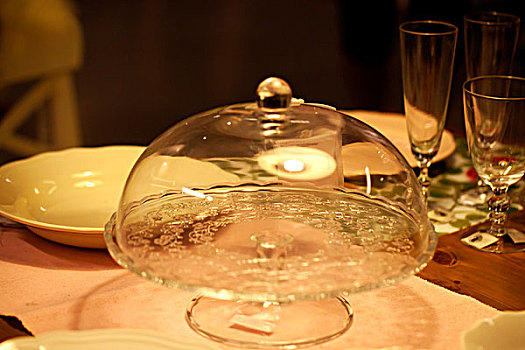 一个透明的玻璃果盘