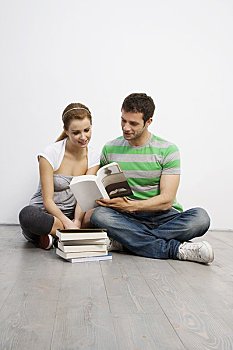 坐,夫妇,地板,读书