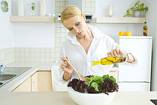 女人,站立,厨房,倒出,橄榄油,俯视,沙拉
