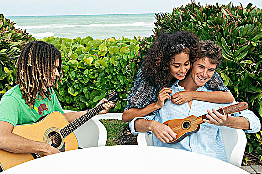 女人,搂抱,一个,男人,演奏,夏威夷四弦琴