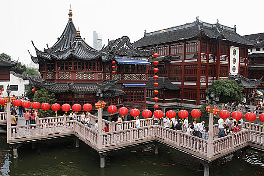 上海城隍庙的两大标志性建筑湖心亭和九曲桥