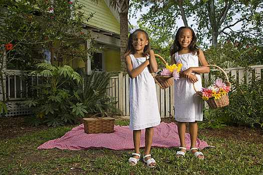 肖像,高兴,少儿,美国黑人,女孩,拿着,花,篮子,靠近,野餐毯,后院