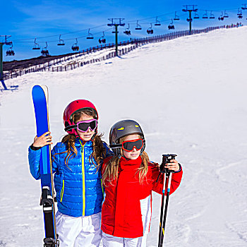 儿童,女孩,姐妹,冬天,雪,滑雪装备,头盔,护目镜,杆