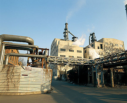 798艺术区内还在进行生产的工厂外景