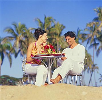 伴侣,享受,浪漫,食物,桌子,热带沙滩