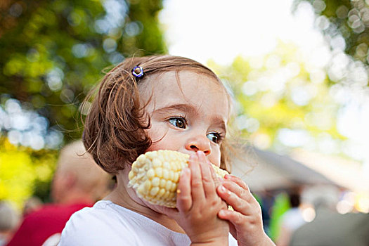 小女孩,吃,玉米棒