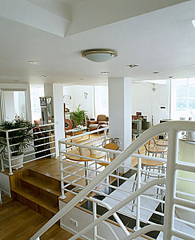 现代,起居室,复古,风格,木地板,皮制扶手椅,铬合金,高,天花板