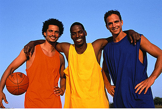 肖像,三个男人,站立,户外,篮球