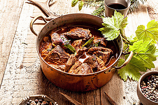 鹿肉,蔬菜炖肉,铜锅,木质,表面