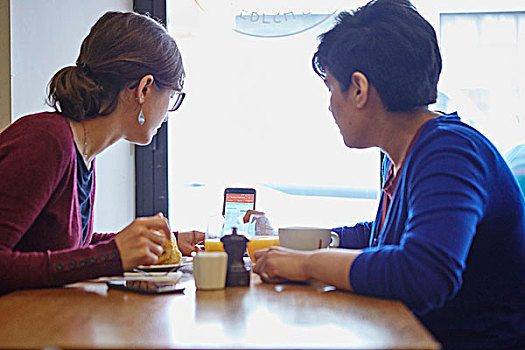 两个女人,读,智能手机,文字,餐馆