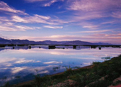 宁夏星海湖与贺兰山