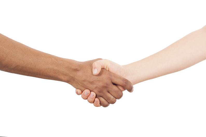 黑人和白人握手图片