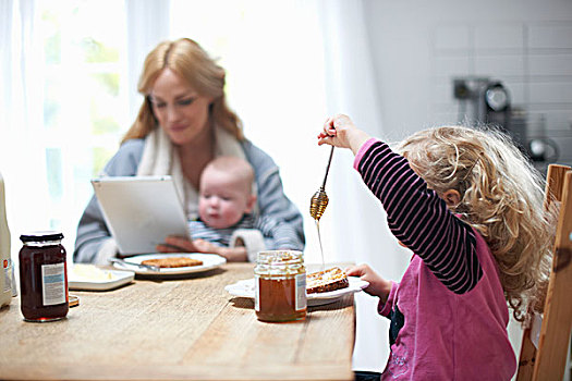 母亲,抱孩子,男孩,看,数码,坐,厨房用桌,孩子,女儿,吃早餐