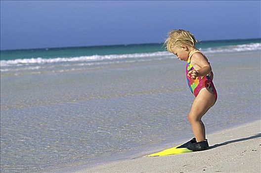 孩子,站立,海滩,穿,脚蹼