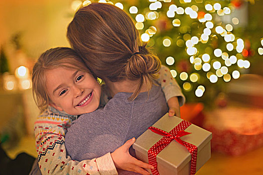 微笑,女儿,圣诞礼物,搂抱,母亲