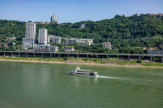 重庆市嘉陵江上穿梭的轮船