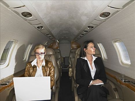 两个女人,私人飞机