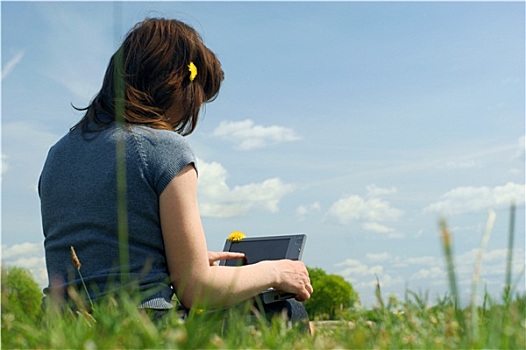 女人,打字,笔记本电脑,户外,草地